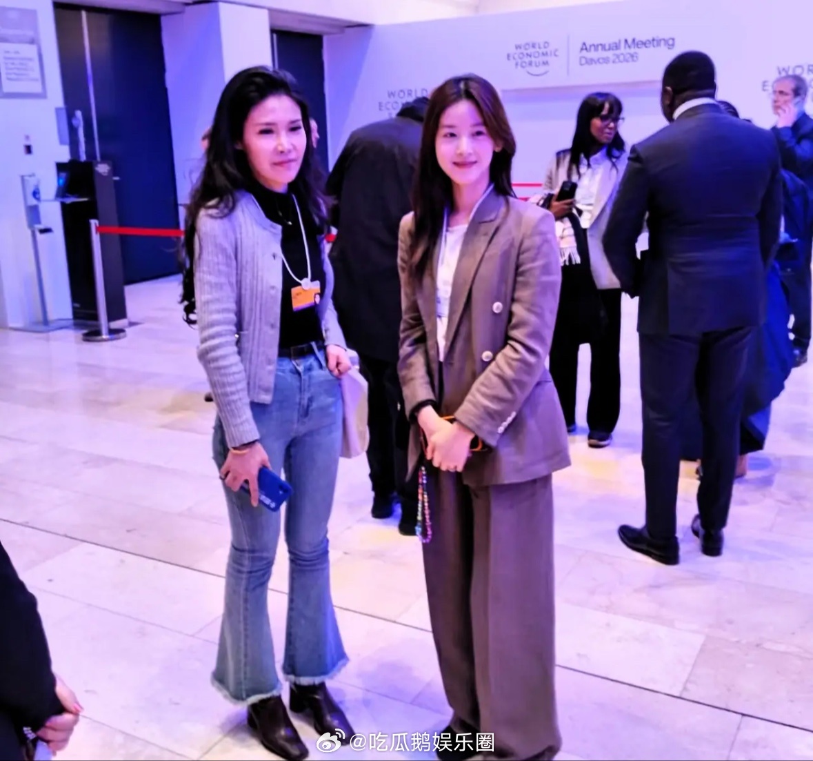 章泽天现身达沃斯论坛，这身西服倒是蛮成熟稳重的！但是她还是太吃亏了，脸长得太幼态