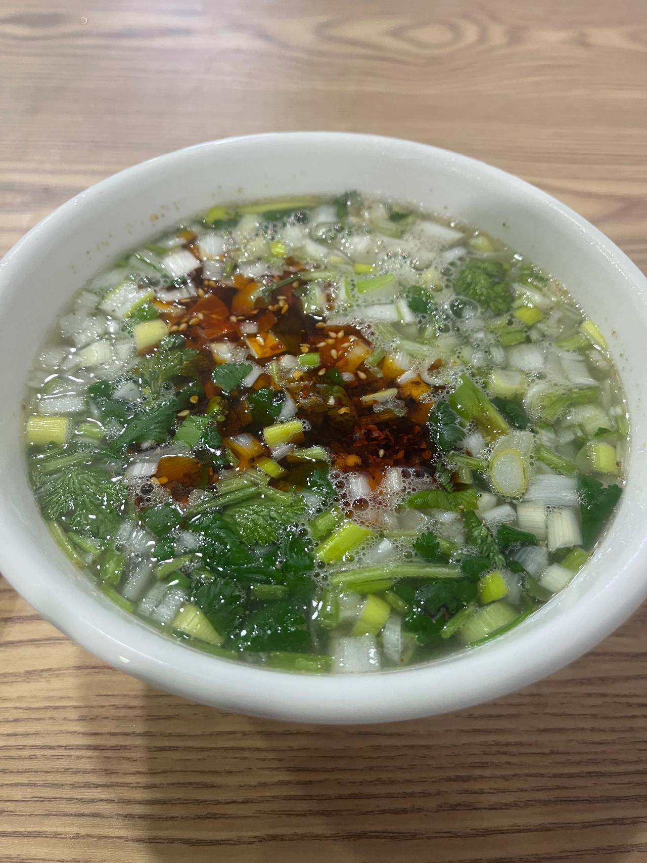 在寒冷的冬季，谁懂这碗牛肉汤的含金量？汤面泛着诱人的油光。牛肉块大且鲜嫩，纹理清