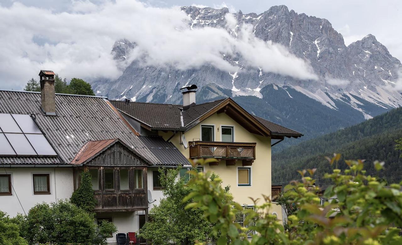 因斯布鲁克：是奥地利🇦🇹瑞士🇨🇭和德国🇩🇪的边界城市。要想欣赏到城市