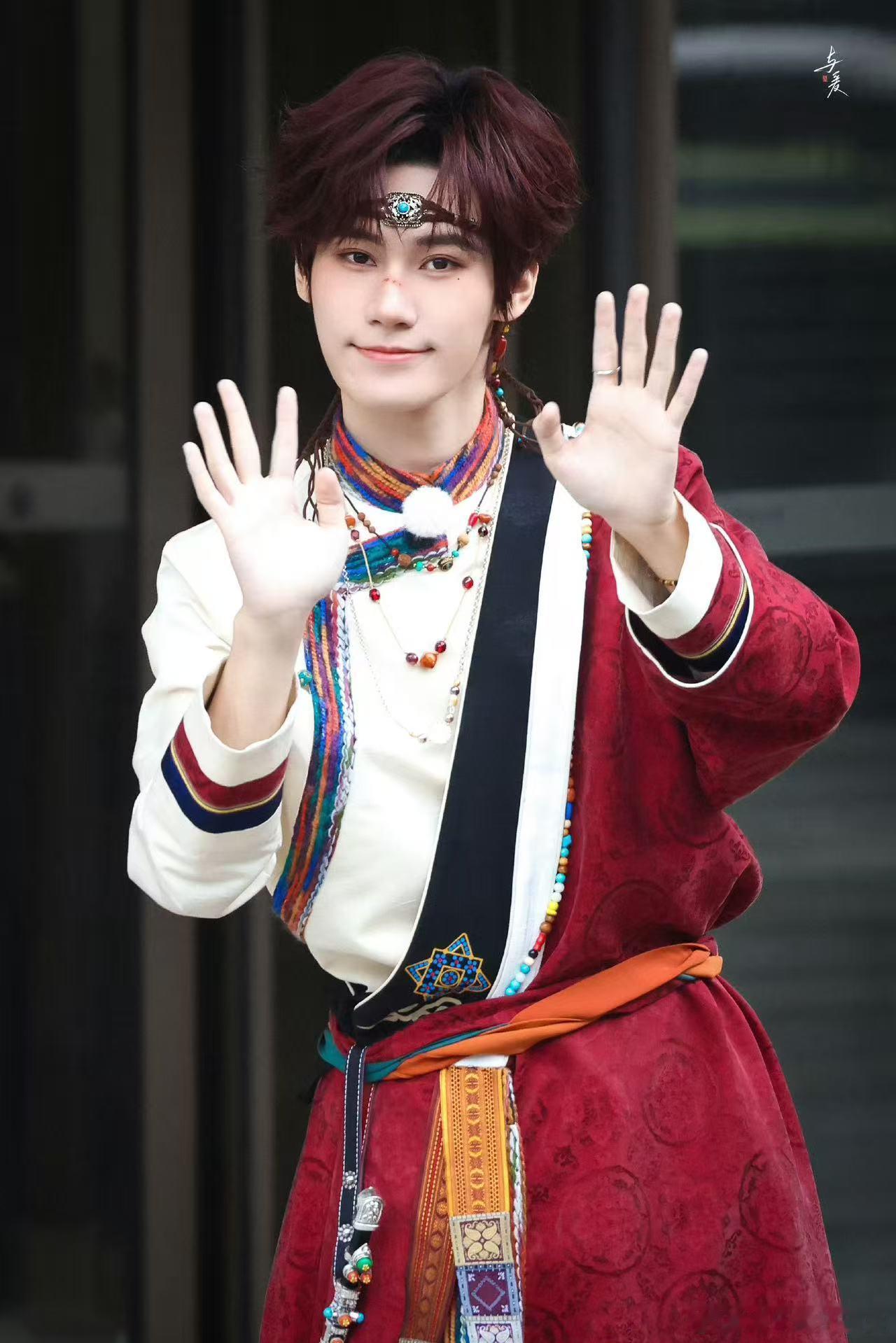 张真源藏族小王子 他的笑容太有王子气质了，张真源每次的路透都让人忍不住赞叹，藏族