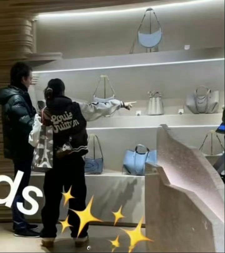 Lisa秀恩爱 lisa更新动态晒情侣款公仔，真甜呀[憧憬] 