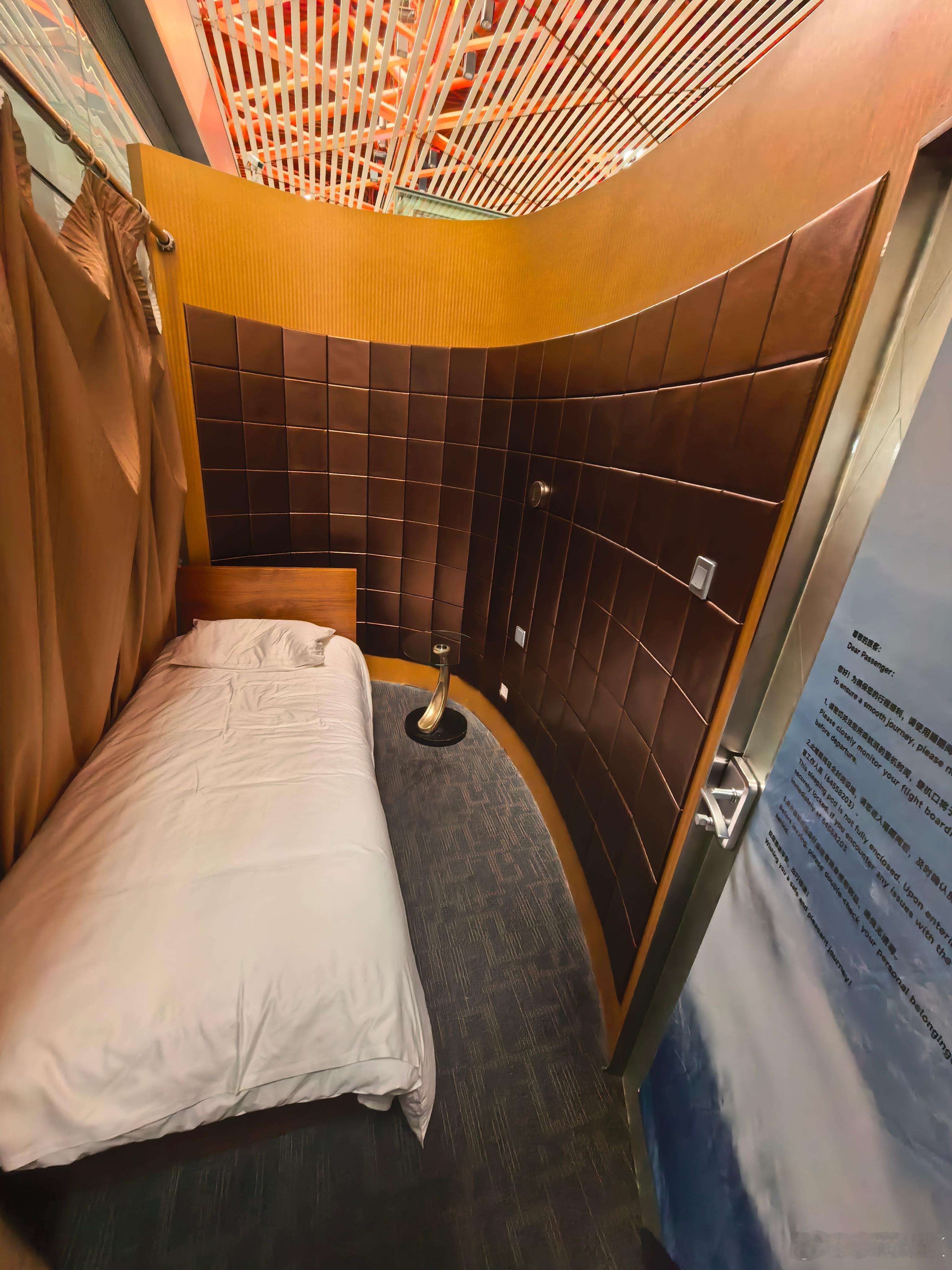 头一回赶上这个休息室的睡眠区空着，虽然就一张床但是应个急睡一会也挺好就是空间有点