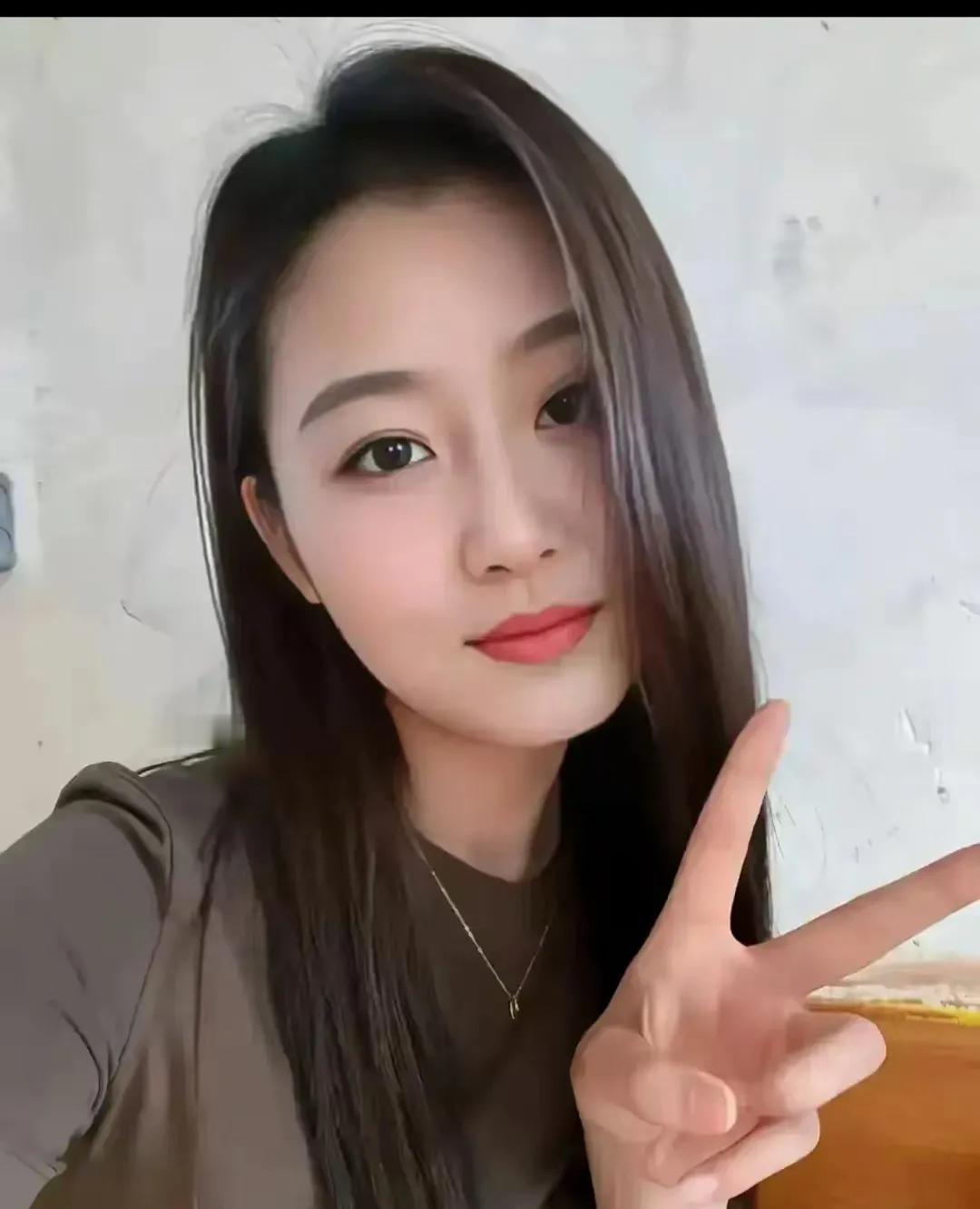 他们是一对引人注目的情侣。杰克和莉莉，他们的穿搭总是那么和谐，仿佛每一次出行都是