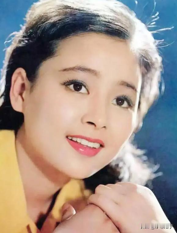 初代国民女神张瑜，年轻时候美的简直让人心头一颤。

张瑜相信大家熟知她是因为她在