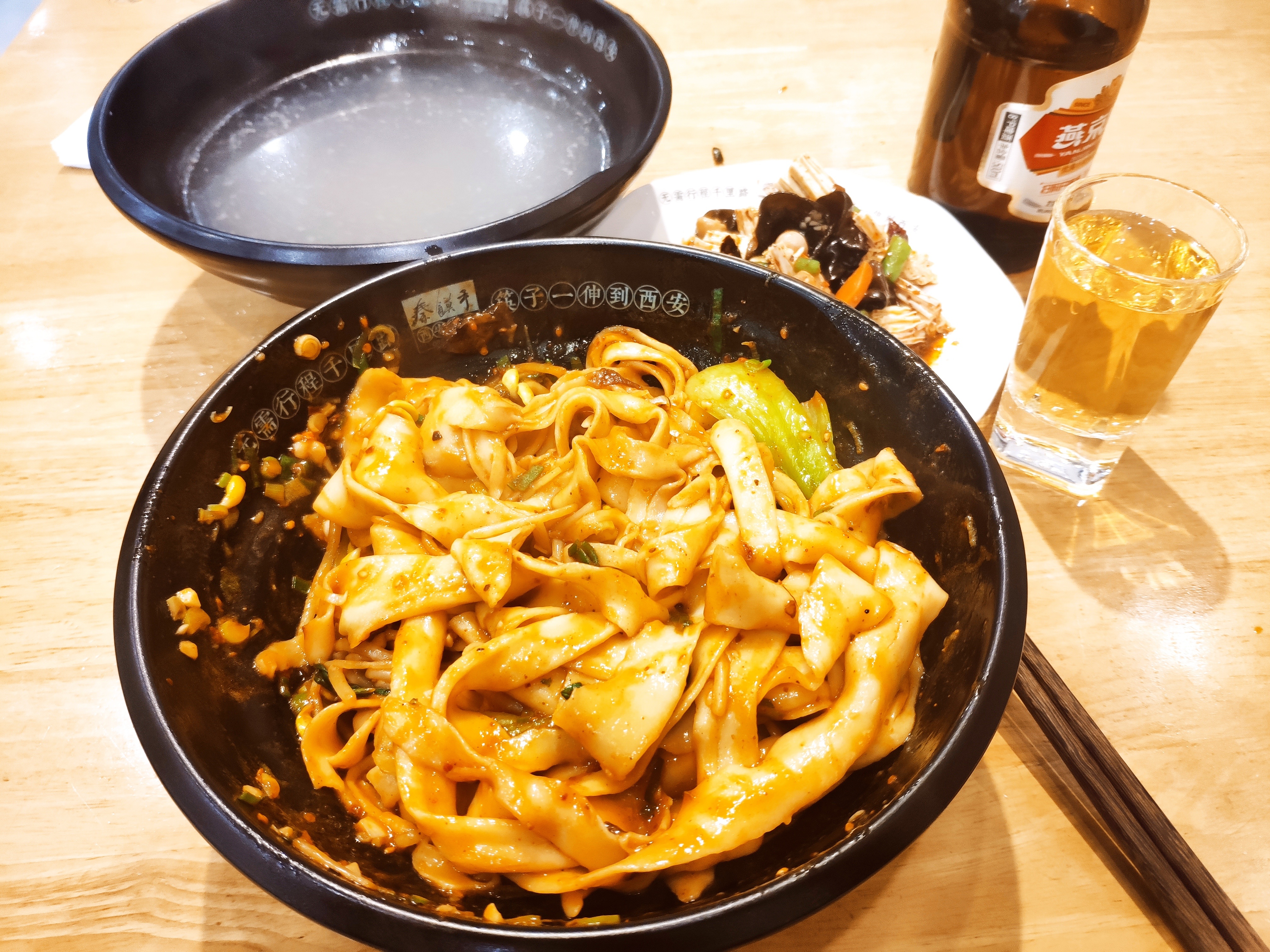 想念西安的时候，就去吃一碗油泼面吧，面里有西安的味道。西安油泼面