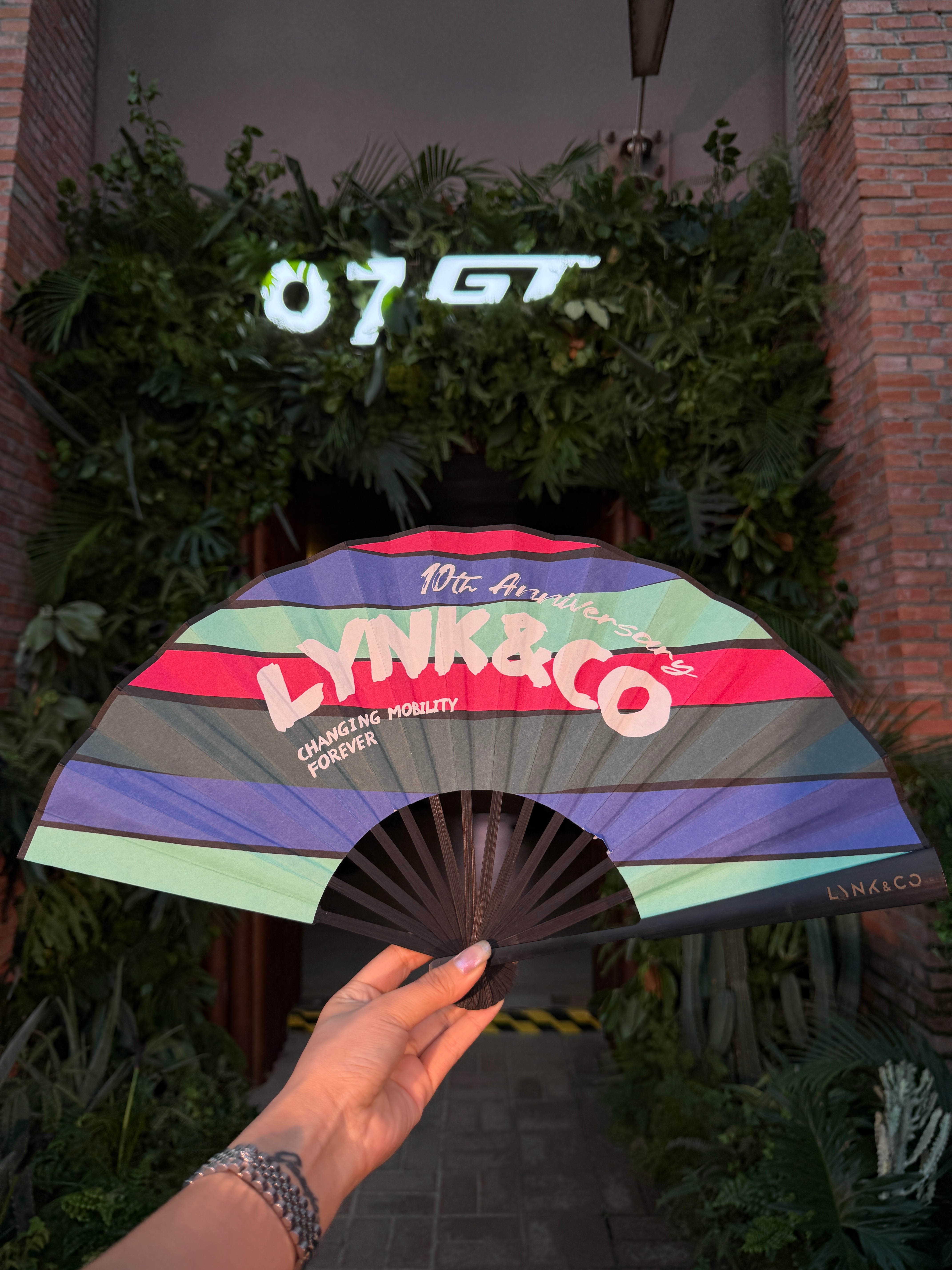 嘿嘿，来领克07 GT预售发布会现场了，这次发布会在马术俱乐部举办，现场还可以喂