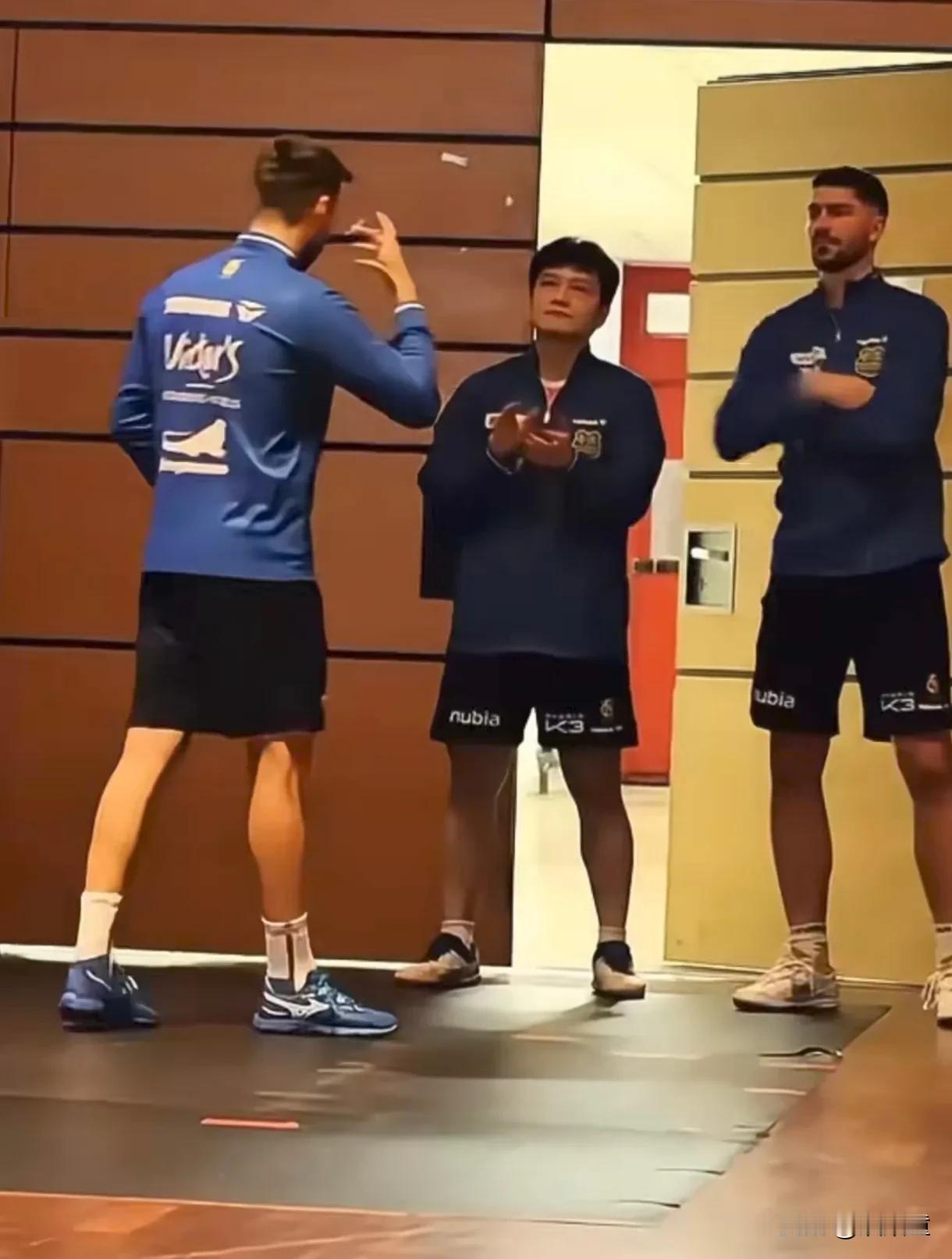 特别期待萨尔布吕肯俱乐部今天德国杯拿下冠军，不为别的，只为了能够看到他们夺冠后的