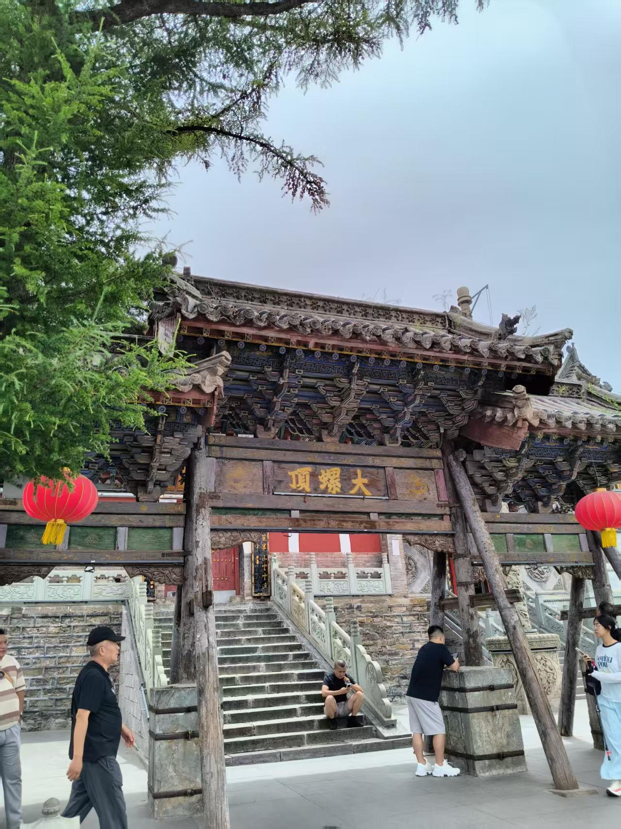 不要羡慕任何人的生活，其实谁家的锅底都有灰。
不是别人风光无限，而是他们的一地鸡