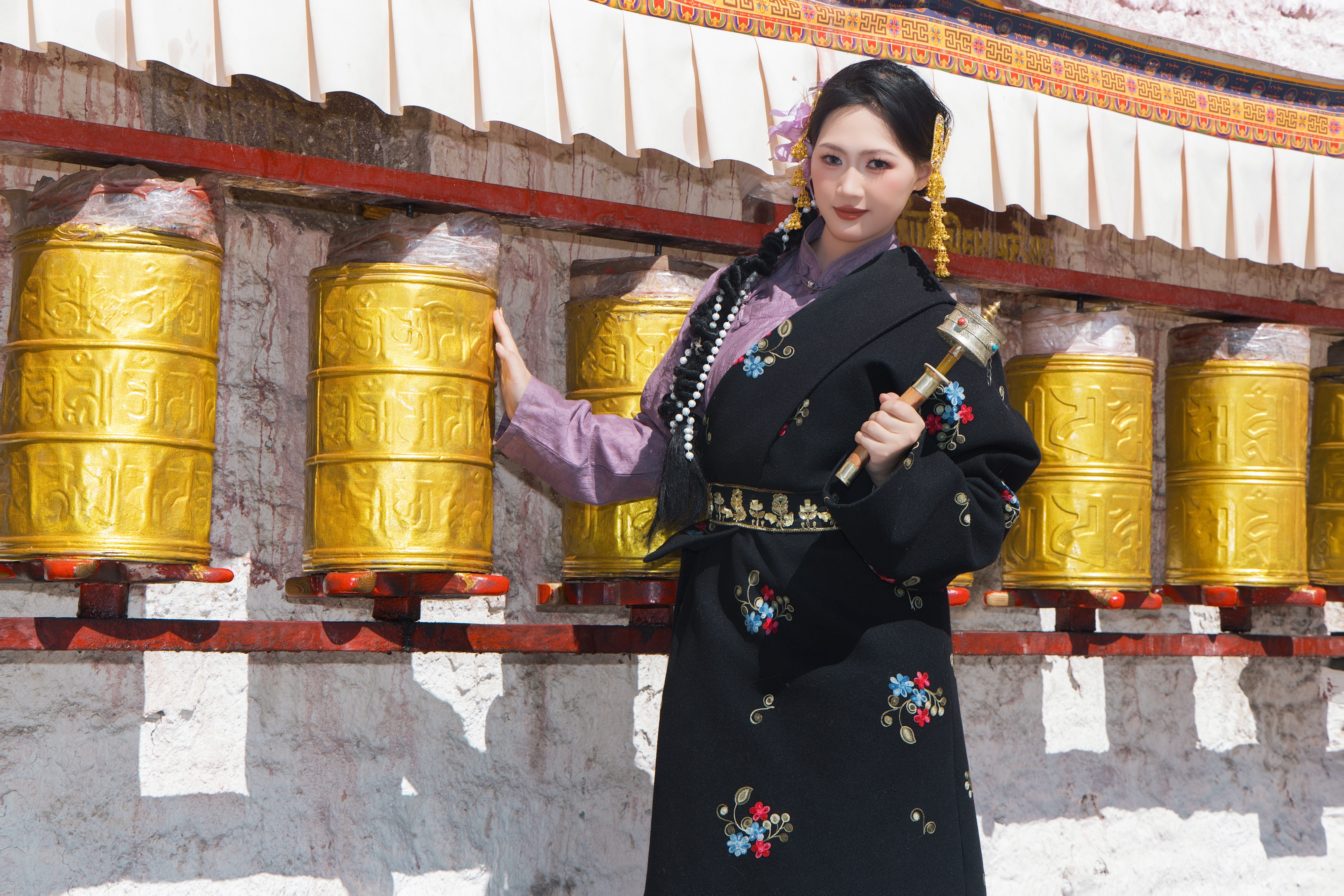 旅游倩的旅游小记西藏旅行 风吹白塔，经筒轻转，愿所求皆如愿 拉萨·拉萨八廓街