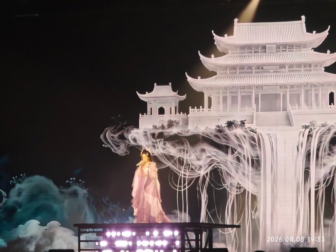 陈卓璇再跳创造营主题曲 时隔多年再跳经典主题曲，褪去了当初选秀时的青涩，多了几分