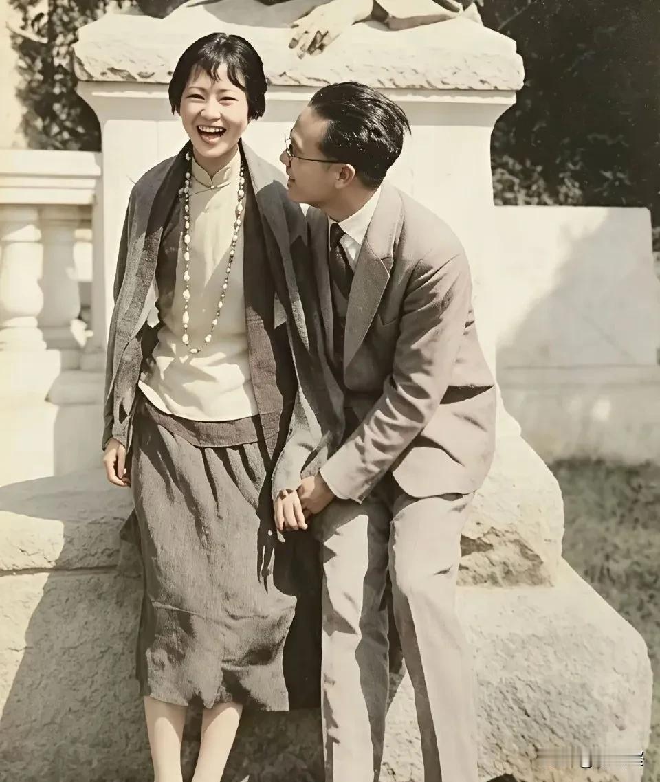 林徽因简直是民国传奇女子。她才貌双全，在建筑领域成就斐然，参与设计了人民英雄纪念