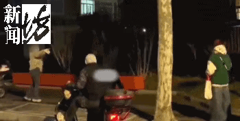 孩子太可怜了！上海一10岁女孩被母亲逼迫跪地行走！孩子摊上这种父母是人生大不幸！