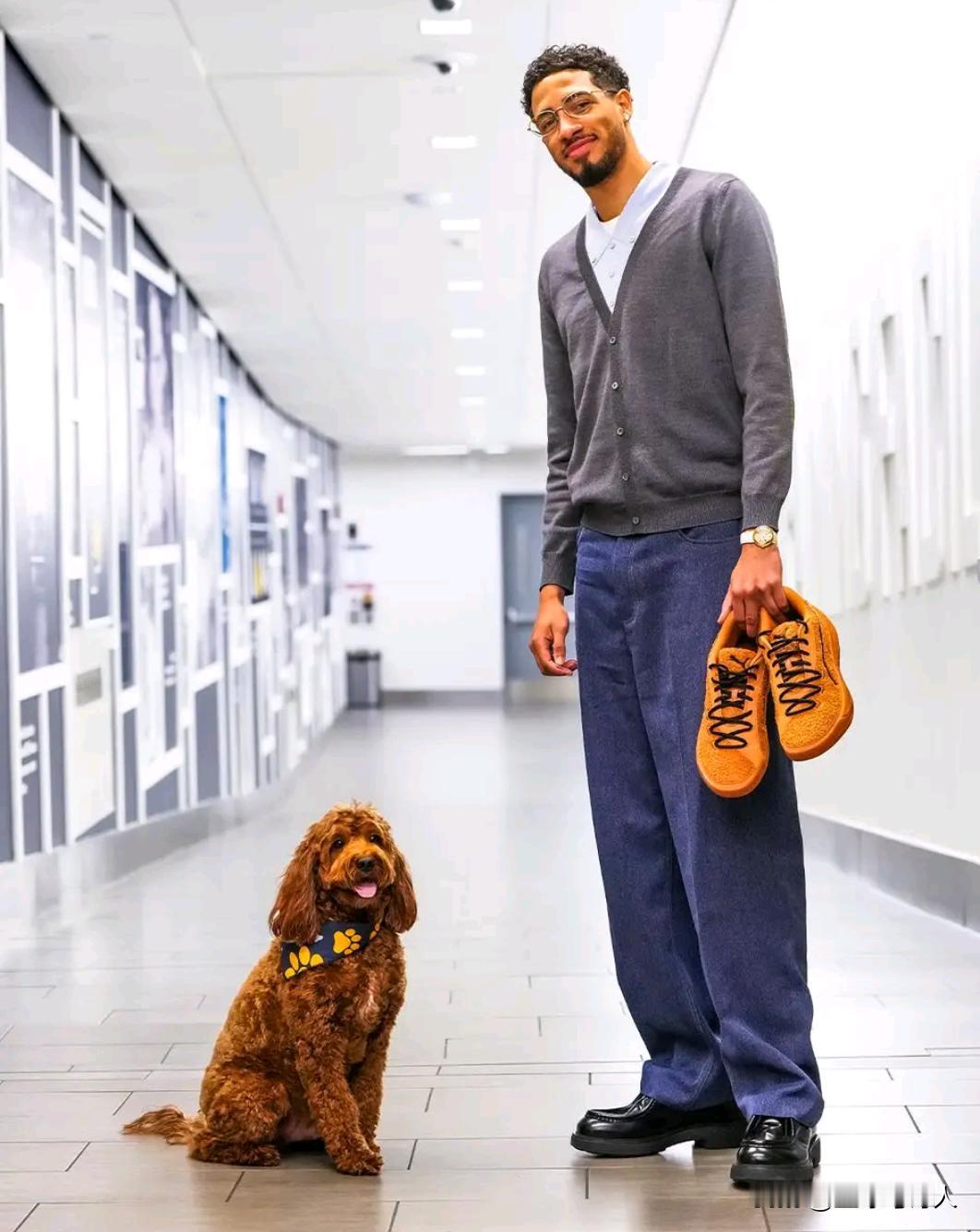步行者官方晒哈利伯顿与爱犬合影，庆祝国家爱狗日，准备好迎接下赛季了！
步行者官方