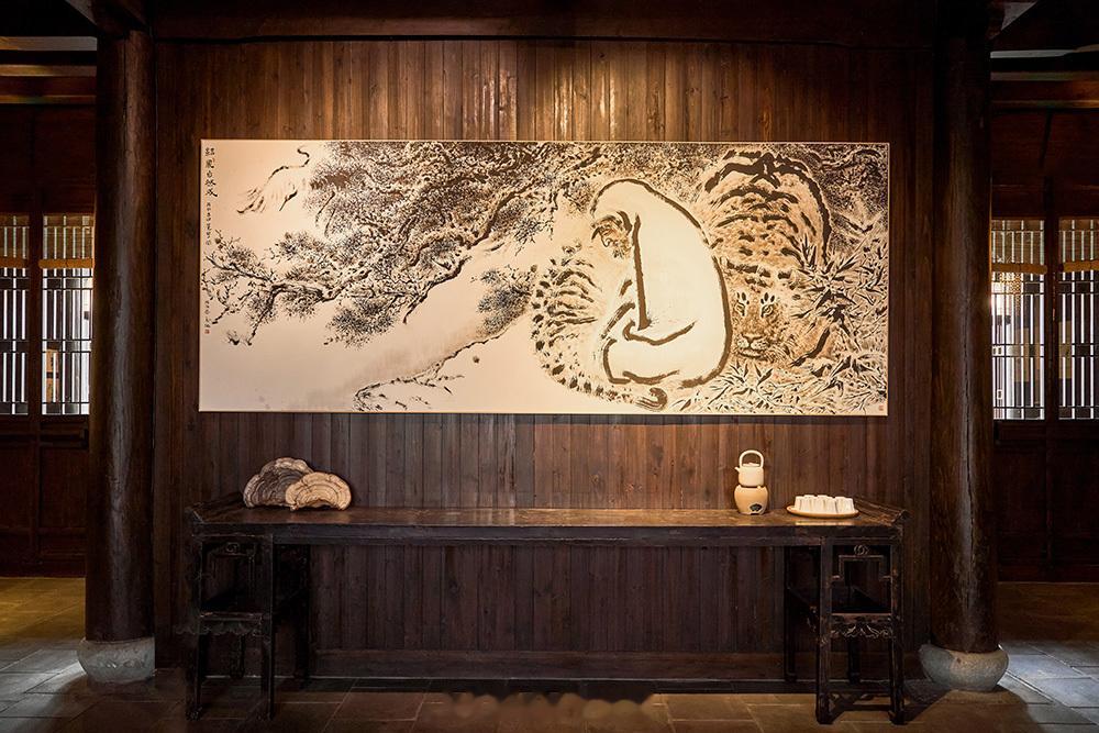 青苔覆石径，竹影扫空庭，自然的呼吸在此格外轻缓。本次展览于法云安缦百年古宅法云舍