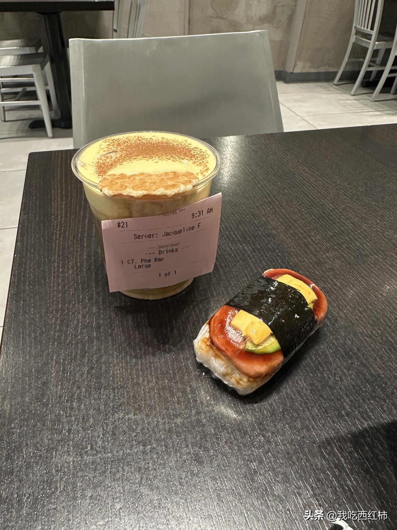 我在地铁上遇到一个女生非常漂亮。窄窄的脸，白嫩的皮肤，灵巧的鼻子，还有稀疏却完整