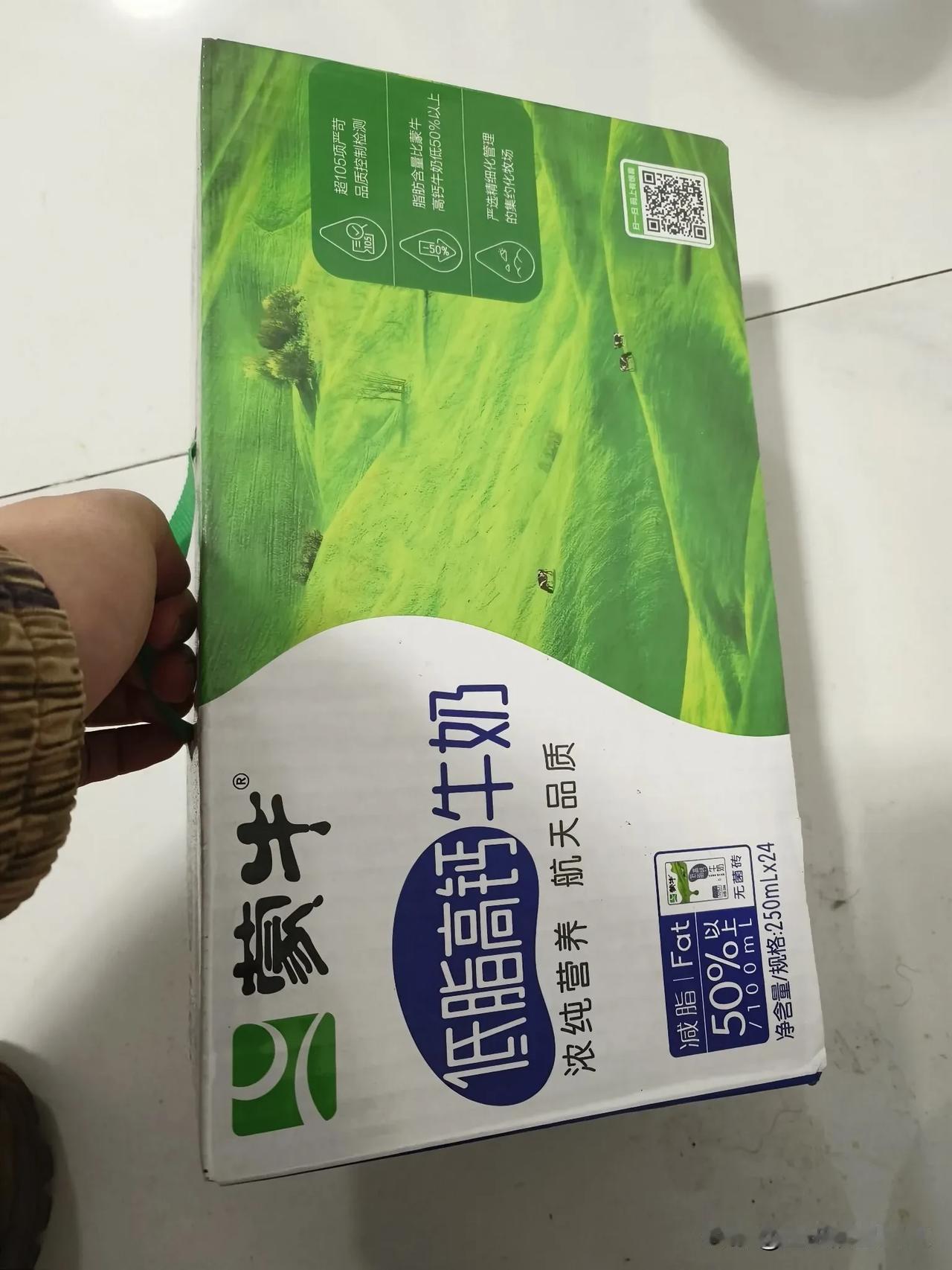 单位过年只发了一件牛奶，而且还是节
后第一天上班补发的，当我拿到这箱牛
奶的时候