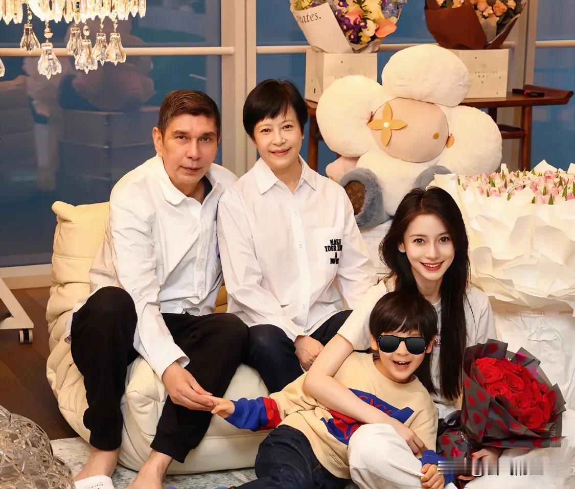 瞧这一家子！长得都好看，baby还是像妈妈，漂亮又有气质，小海绵戴着墨镜，即使看