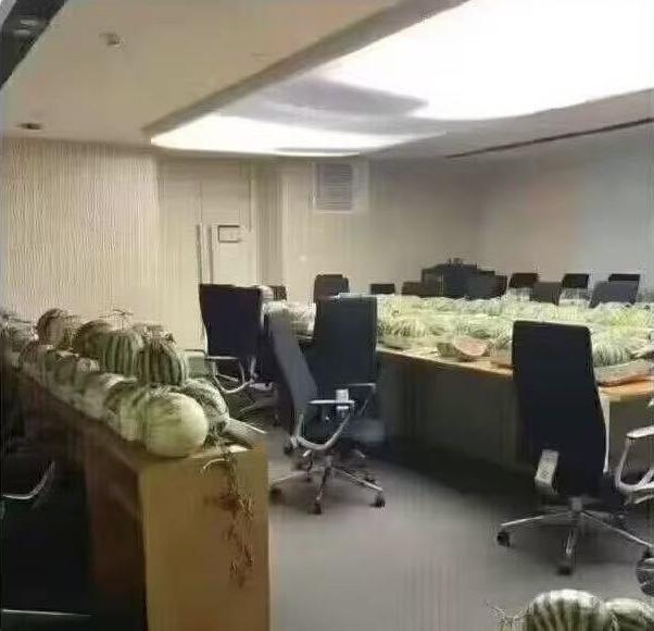 领导在开会前让我安排一点水果，结果我第二天就被开除了。至今不知道啥原因。