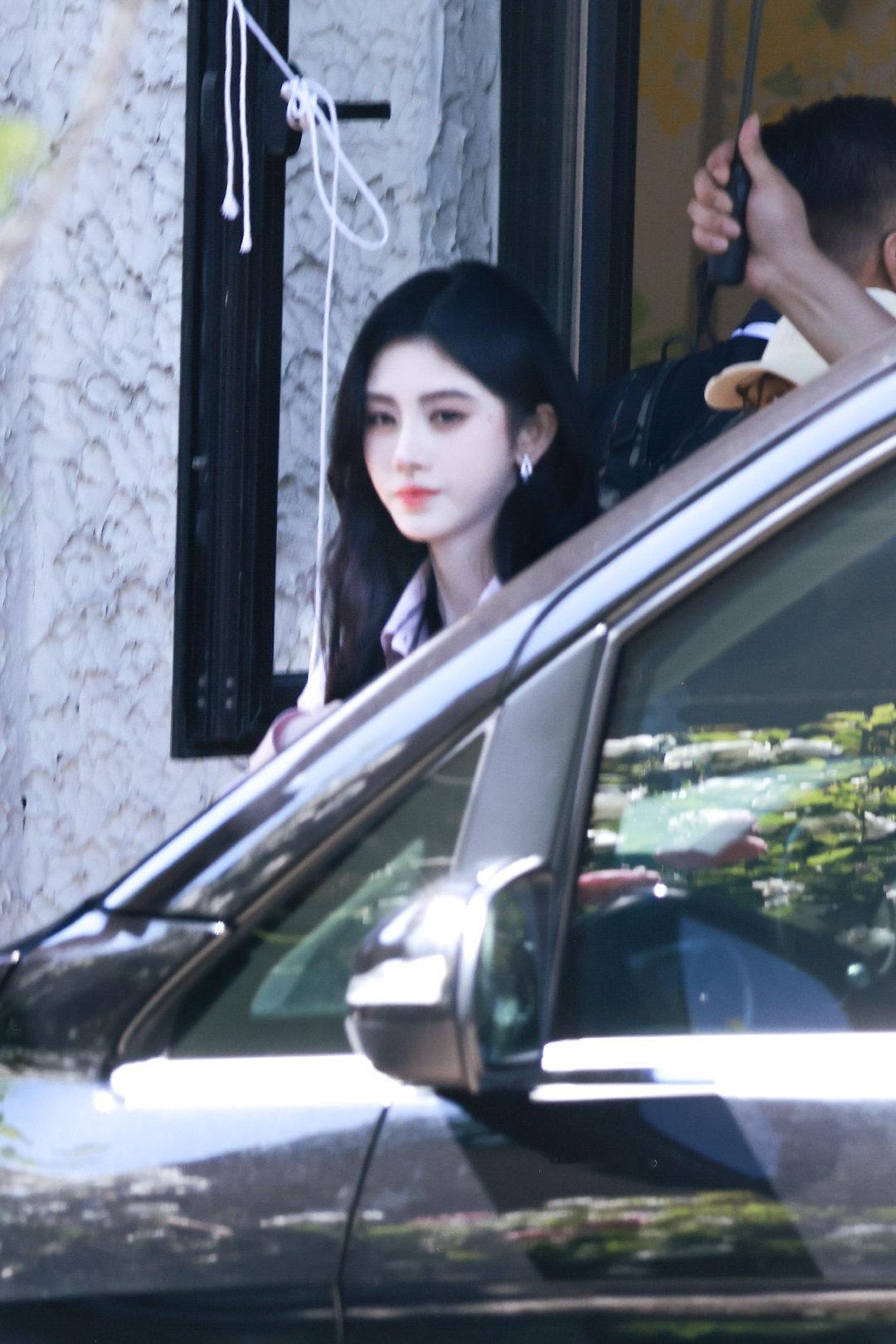 jjy鞠婧祎万花世界 jjy鞠婧祎苏绿夏 “玫瑰之所以是玫瑰，是风与光的眷顾，更