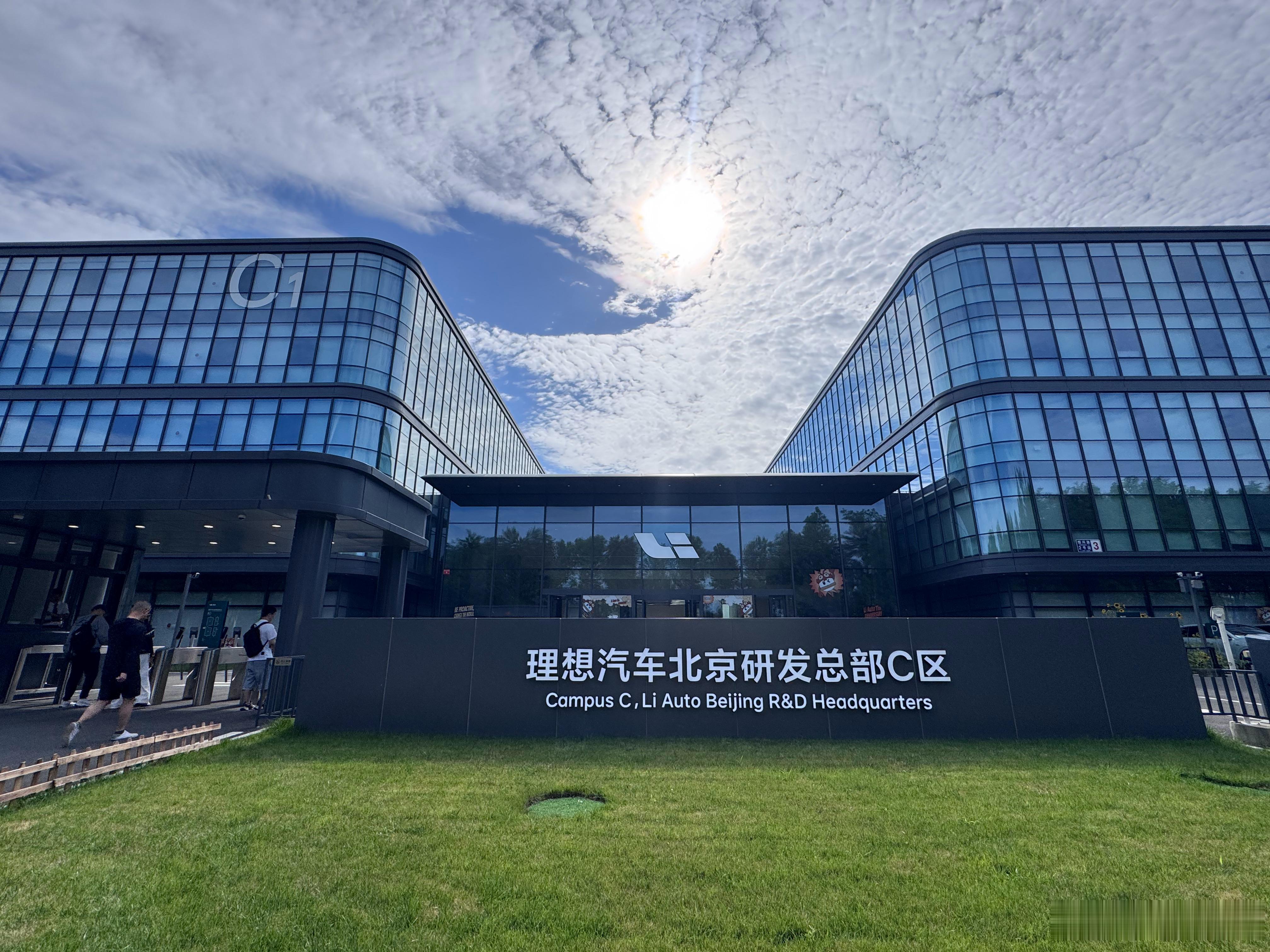 这一大早又来理想总部了今天过来试下新一代理想L6，大家有什么想了解的吗？新一代理
