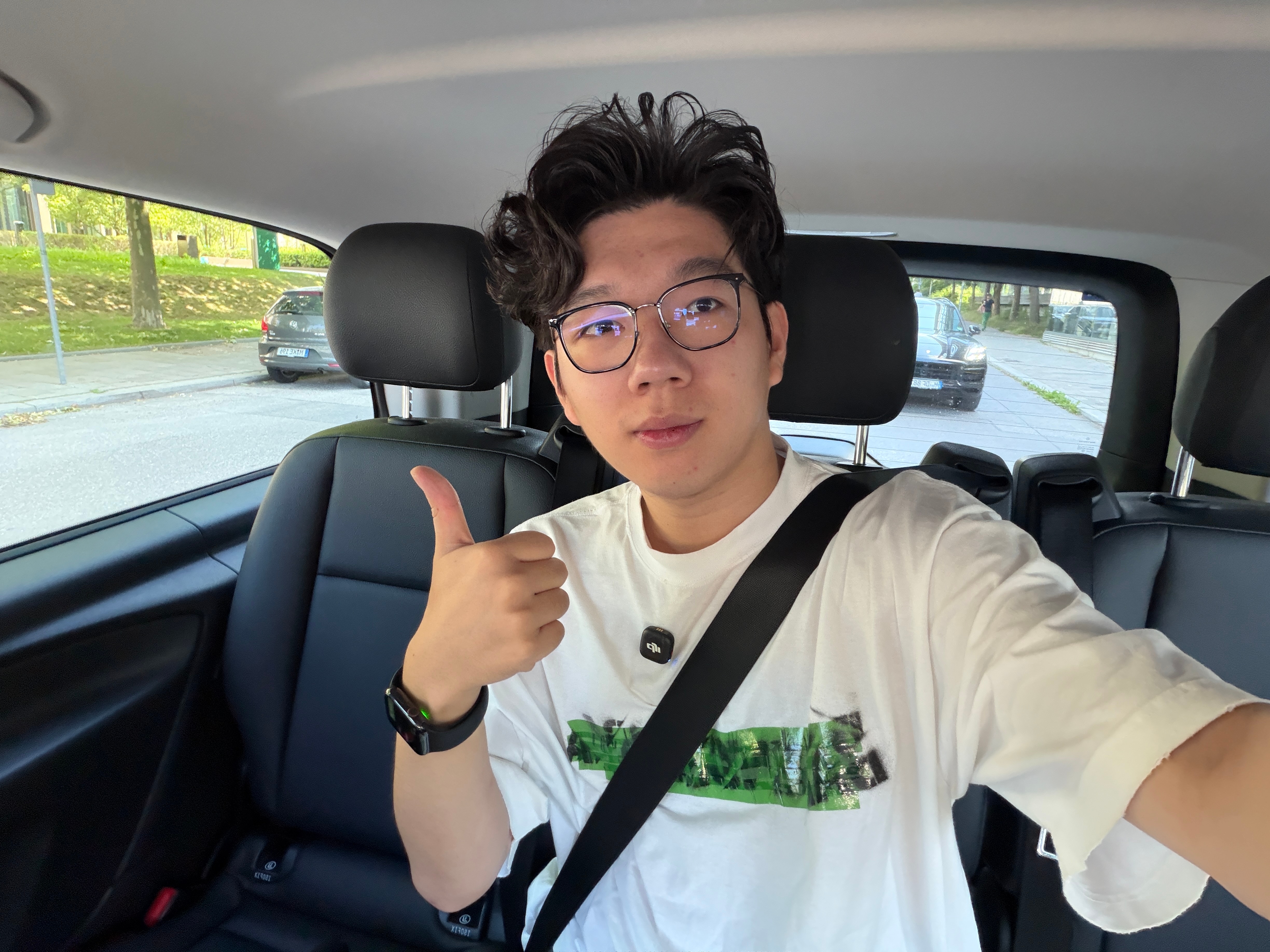 德国Uber初体验， 竟然是面对面的乘坐方式，有点国产MPV旋转座椅的感觉。
