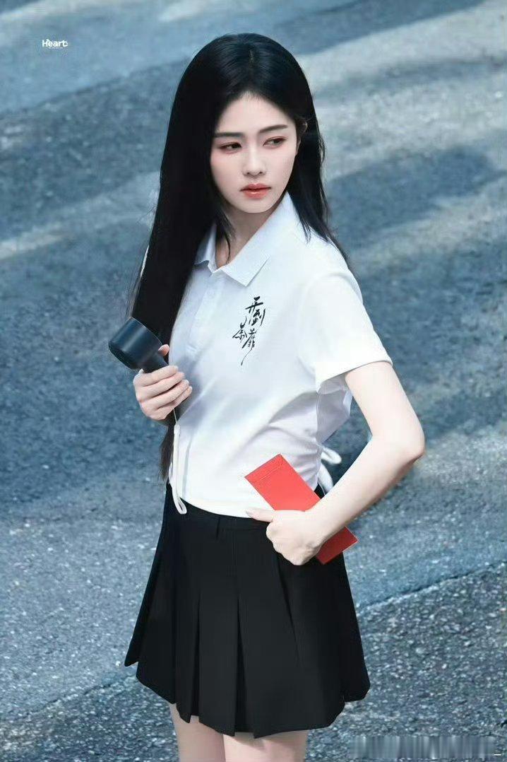 白鹿新剧《开到荼蘼》开播，她终于离开古偶这个圈子迈向现偶，现偶的妆造更适合她 