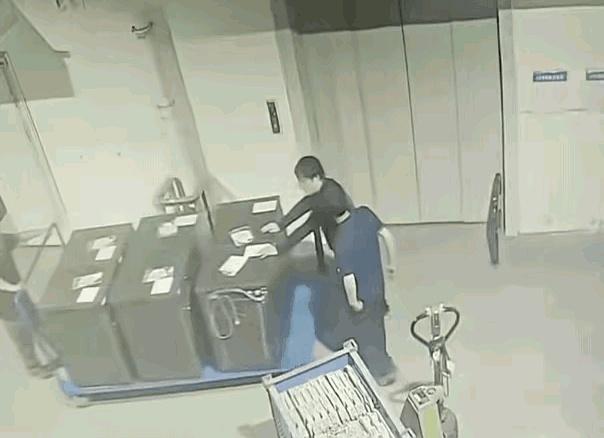 打工受气见多了，但主管当众往员工脸上吐口水，这画面你敢信？
就在前两天，某车间里