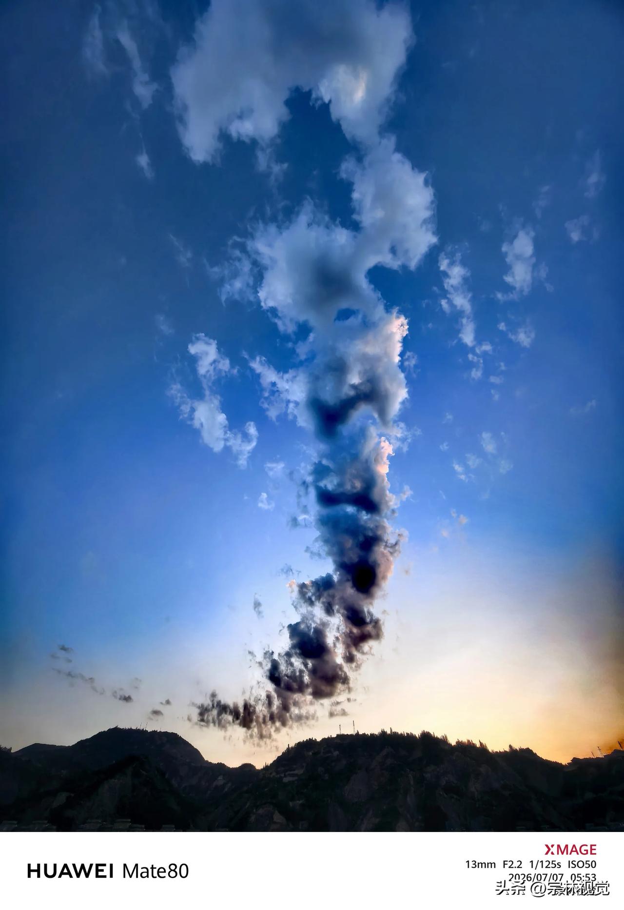 破晓时分，奇云垂落天际，一缕缕晨光穿透层云，化作温柔的丁达尔光束，铺满金城的山河