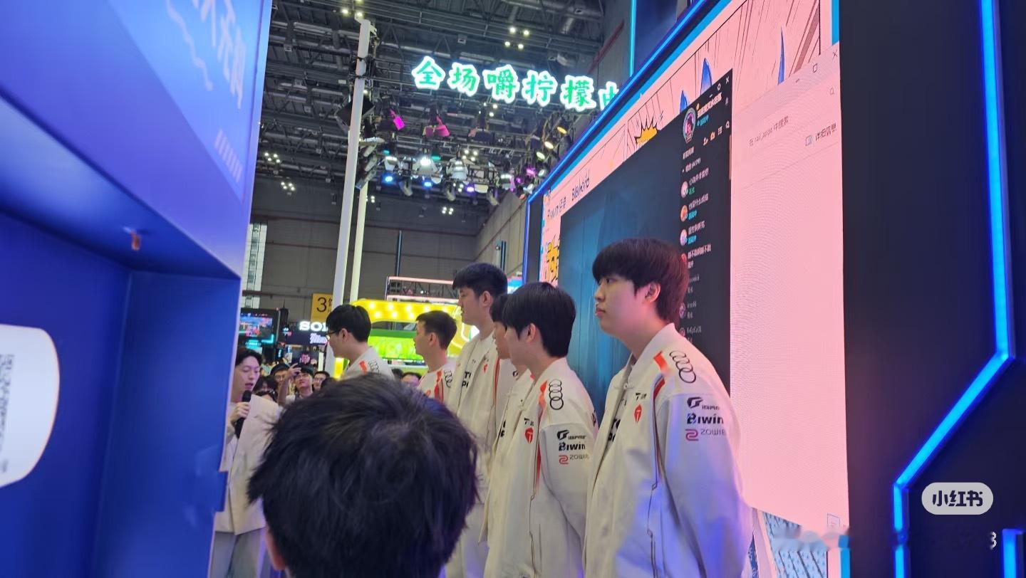 网友在bw偶遇tes选手！cr.李清梦Lavita2025lpl第三赛段英雄联盟