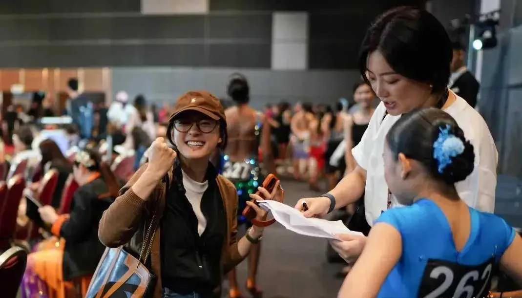 女儿跳舞比赛拿了名次，孙俪直接情绪价值拉满，握拳庆贺，如果邓超在现场，俩人能把顶