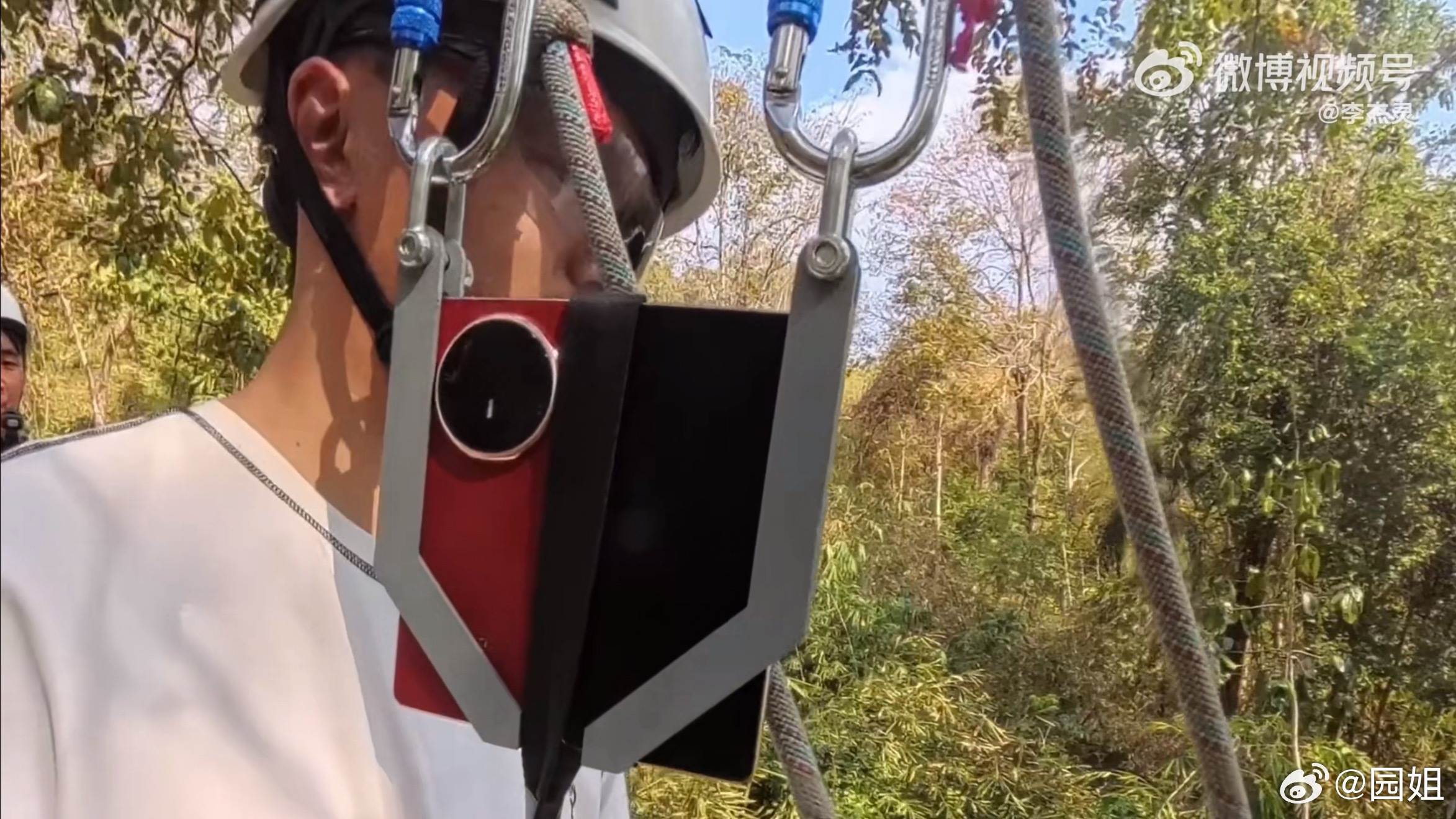 这是真把李杰灵当仇人搞呀。不仅给李杰灵的滑索承重件改成荣耀的Magic V6，而