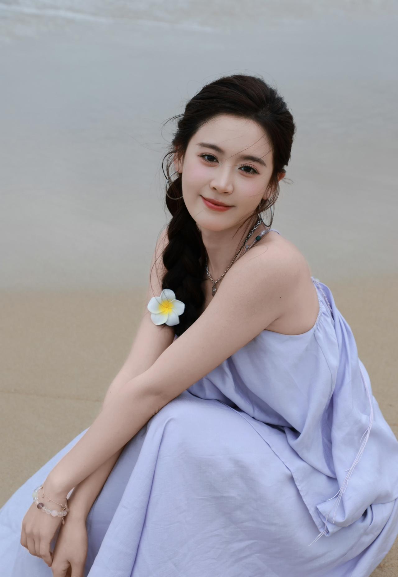 翟一莹海边紫裙麻花辫，清甜海岛氛围感拉满