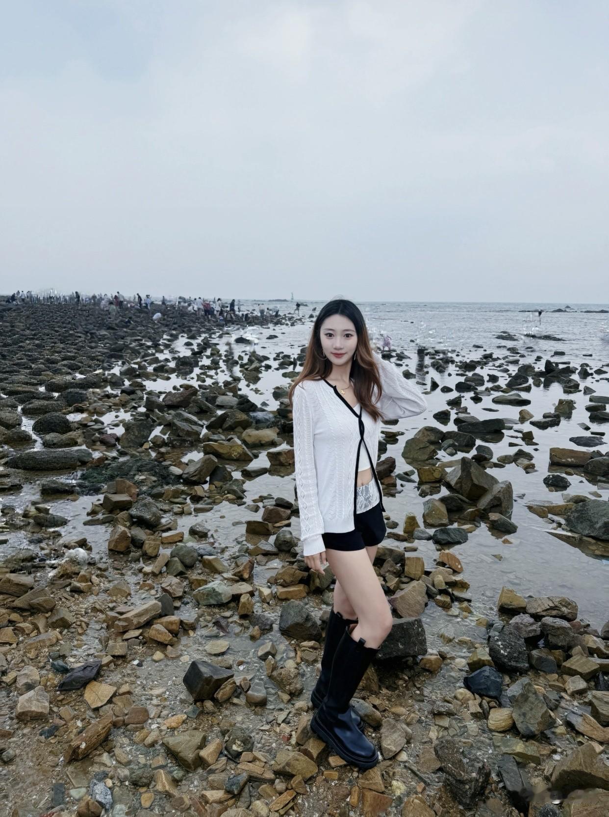 请问美女之美的魅力究竟何在呢？真正的美，还藏在智慧中。自信、乐观、有底线的女性，