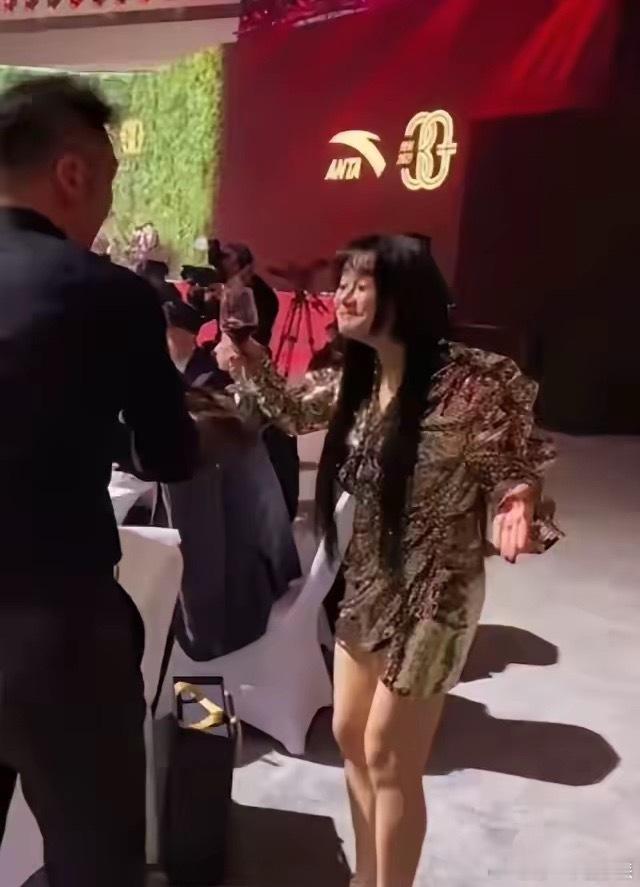 冉莹颖还蛮在意形象的，她经常打扮漂漂亮亮的，怎奈有些人不会拍照，将图二的她拍得真