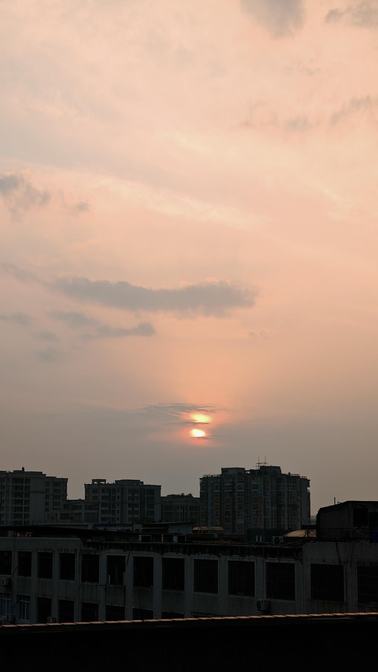 今天双流这天气绝了，晴空万里的，我在楼梯上还拍到了分层的太阳光，那光影层次感，就