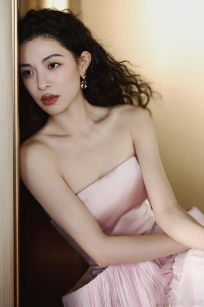 钟楚曦陈伟霆舔手蛋糕吻 那一刻，他们的心跳似乎也随着镜头的切换而加速，仿佛整个世