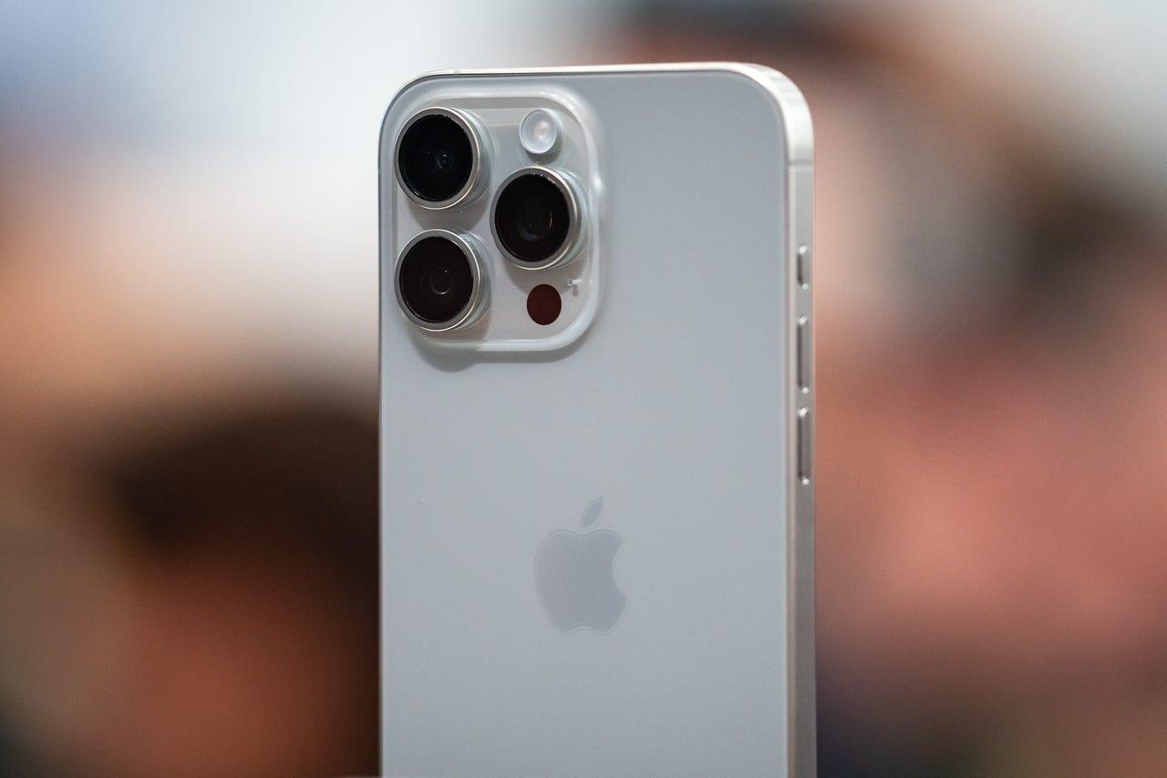 最近iPhone15系列降得厉害，很多网友问是现在买iPhone 15还是等9月