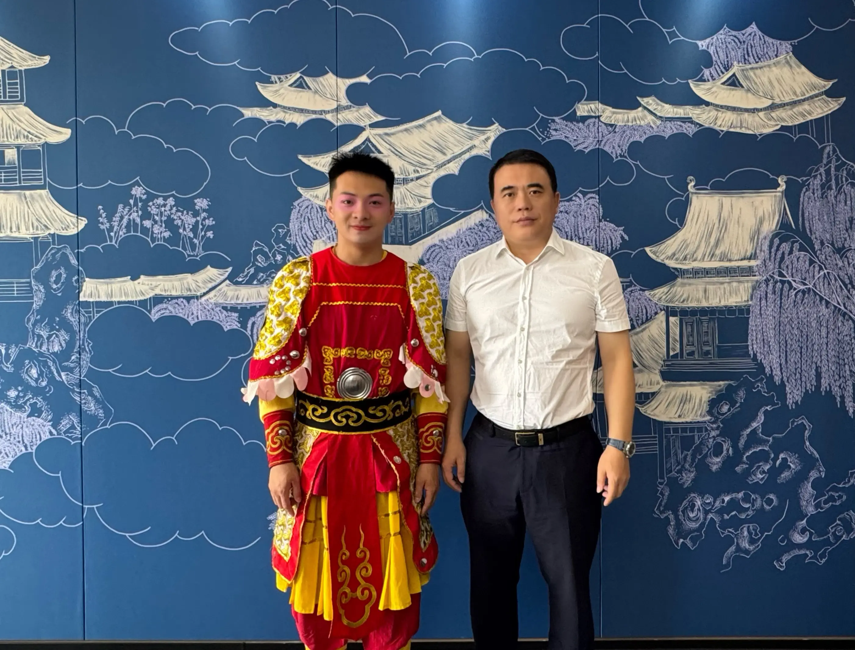 秸秆控股集团董事长彭飞、网红雪饼猴扮演者王铁柱共同祝鑫鑫优选开业盛典圆...