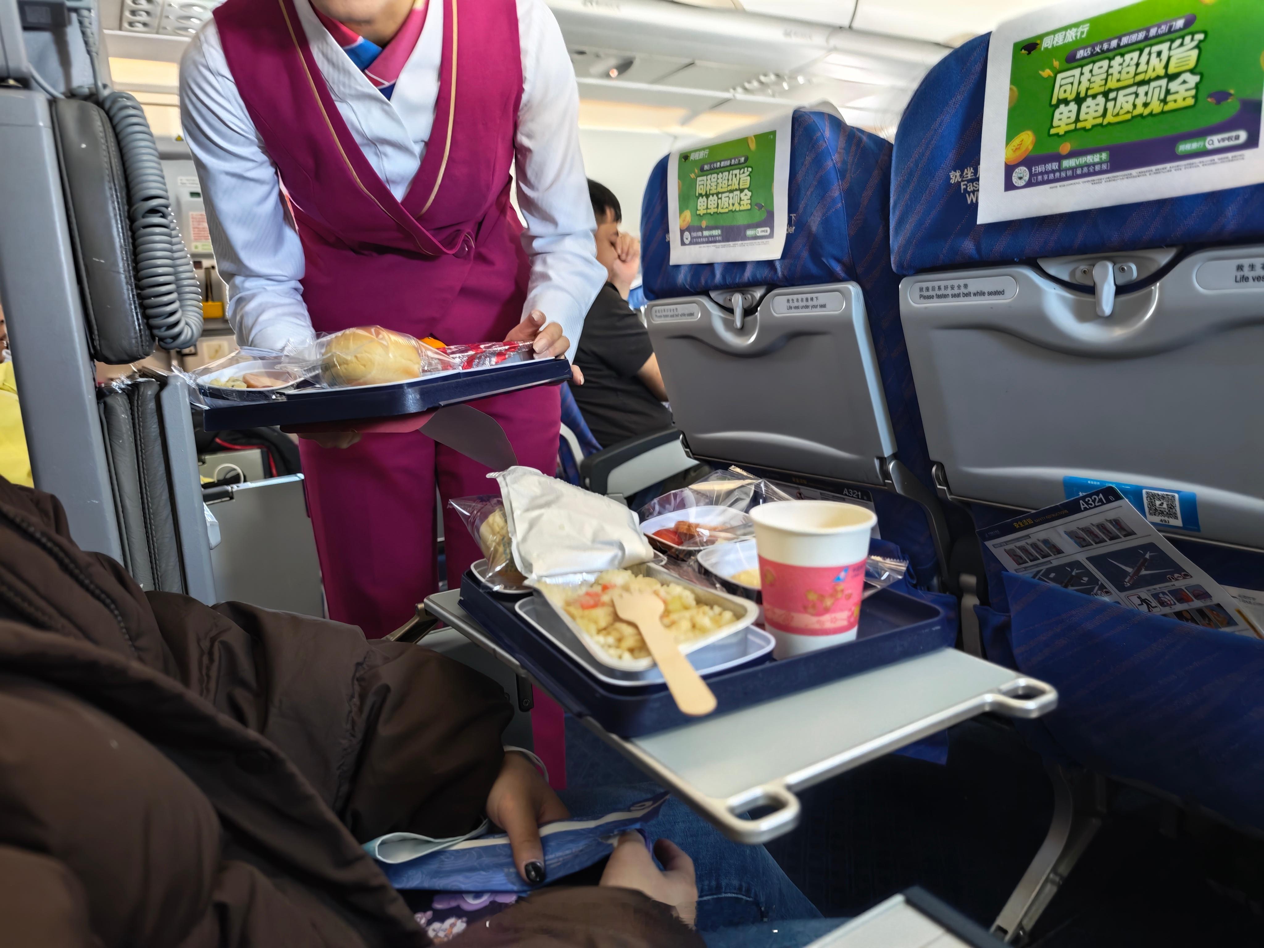 飞机旁边一事儿姐真让我和空姐都无语了，先是一上来把所有的包放脚底下（我们是安全通