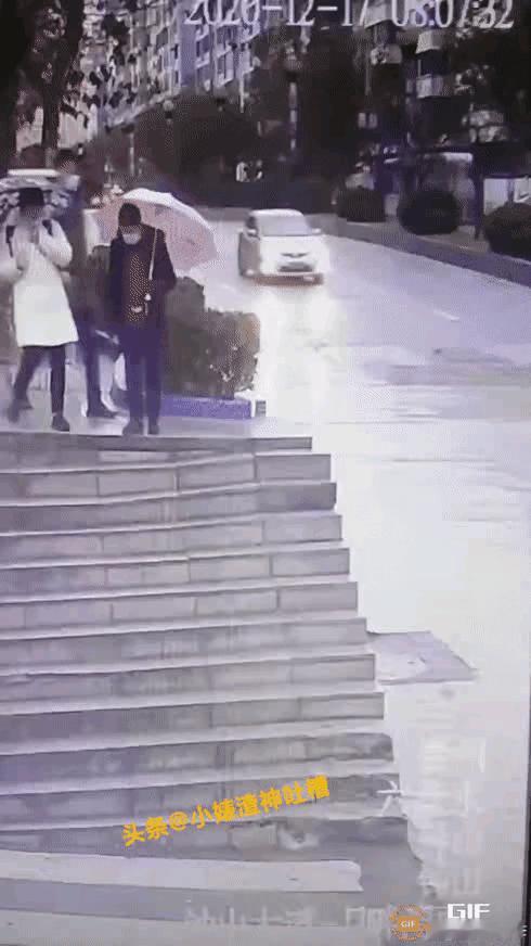 这是附近骨科医院赞助修建的楼梯吧，感觉走这里的，十人九摔，还有一个应该是腿脚本来
