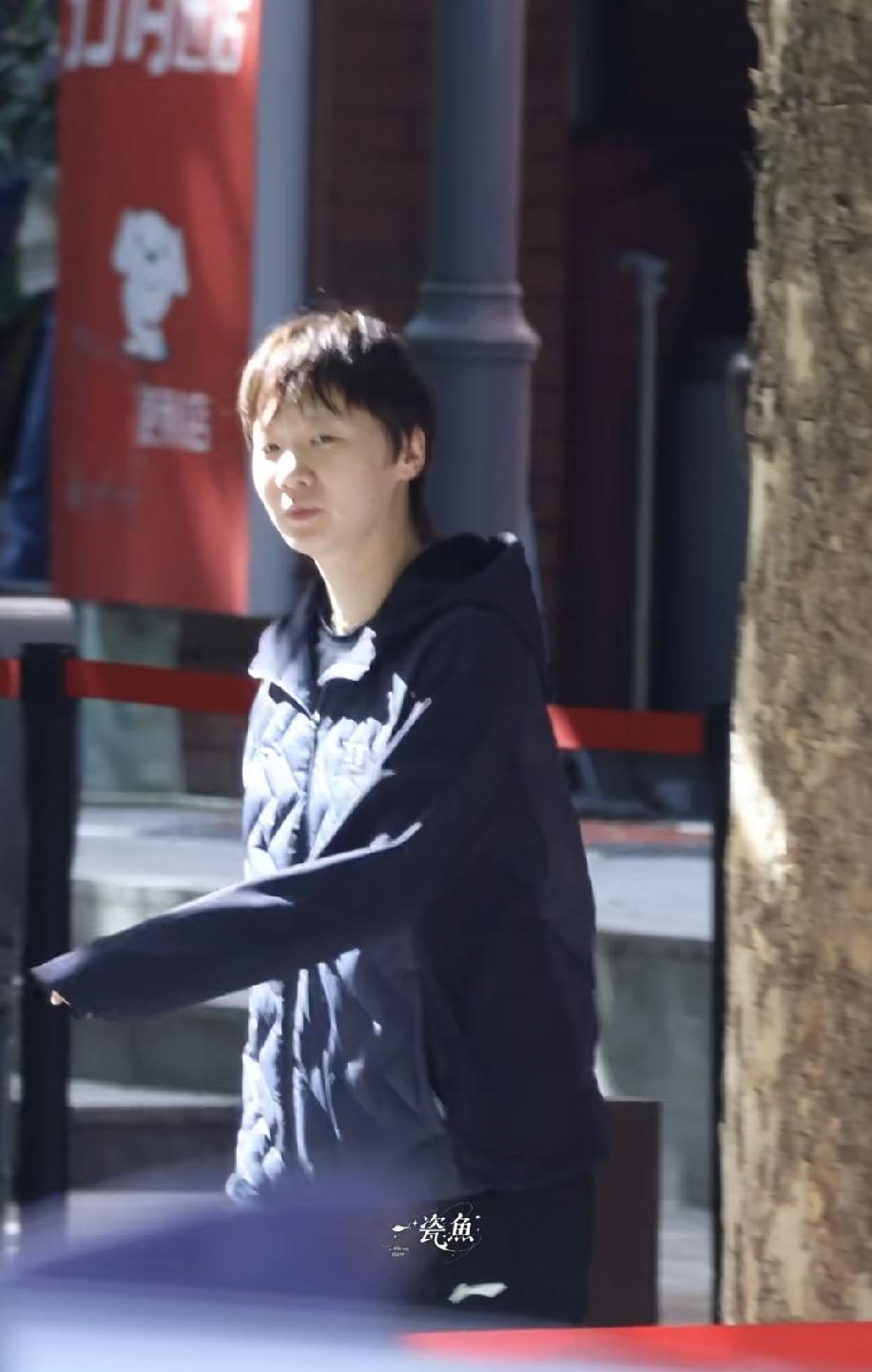 WTT中国大满贯，王曼昱今日上训。一看曼昱就是上午刚睡醒，吃完饭就出来和团队一起