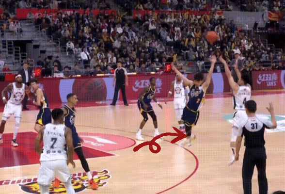 这是哪学来的臭毛病？这么能劈叉，你去练体操啊。广东男篮vs同曦男篮