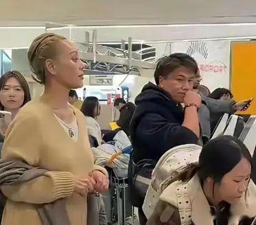 54岁短发还扎小辫？宁静越上年纪越“叛逆”，活出了多少女性向往的松弛感 
