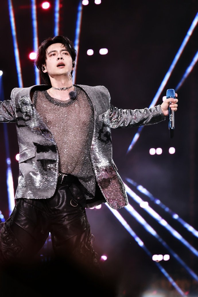 #蒲熠星随时随地大小拍##蒲熠星你闪到我了# 蒲熠星你这套亮片西装造型真的闪到我