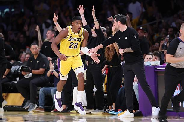 今天八村塁是战神级别表现啊，进的球全部都是中远距离投篮，还有一些是高难度投篮。不