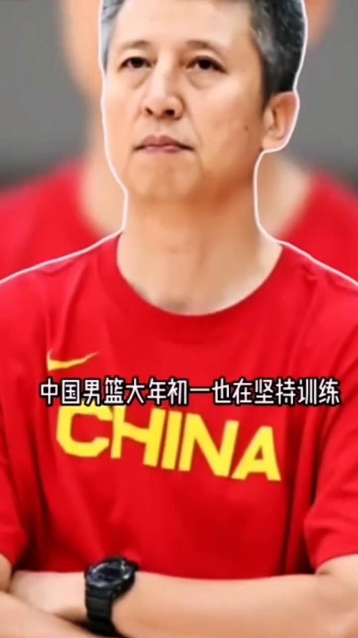 中国男篮除夕夜还在训练郭士强，还跟球员共进晚餐。
杭州日报。
中国男篮大年初一也