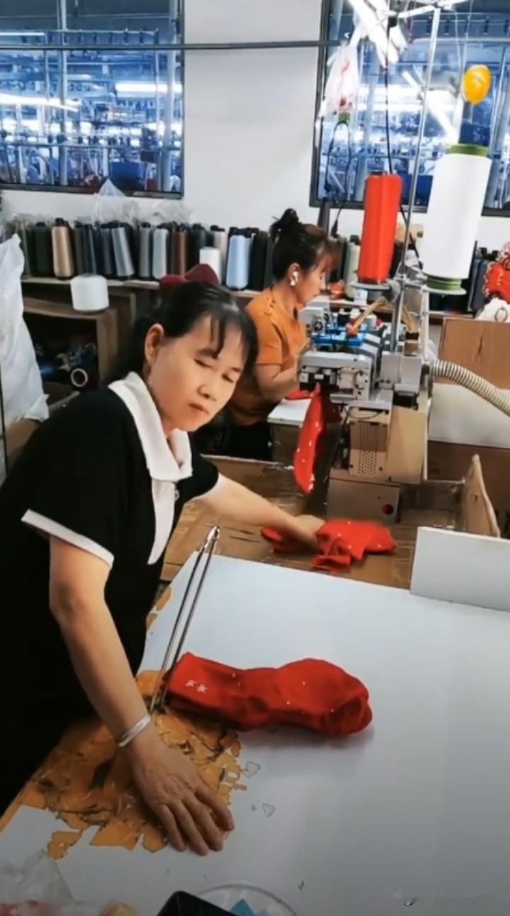 改革开放之初，乔司镇的发展那叫一个牛！绣花厂、袜厂、地毯厂、玻璃厂等企业如雨后春