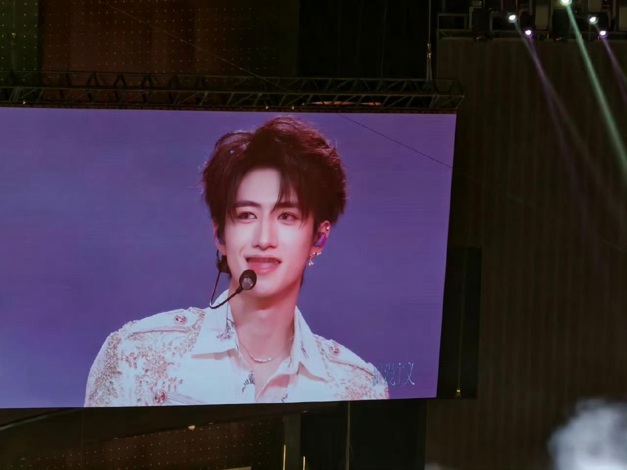 我的发克朱志鑫今天是我的王子殿下朱志鑫宫廷风王子造型 朱志鑫澳门演唱会花墙