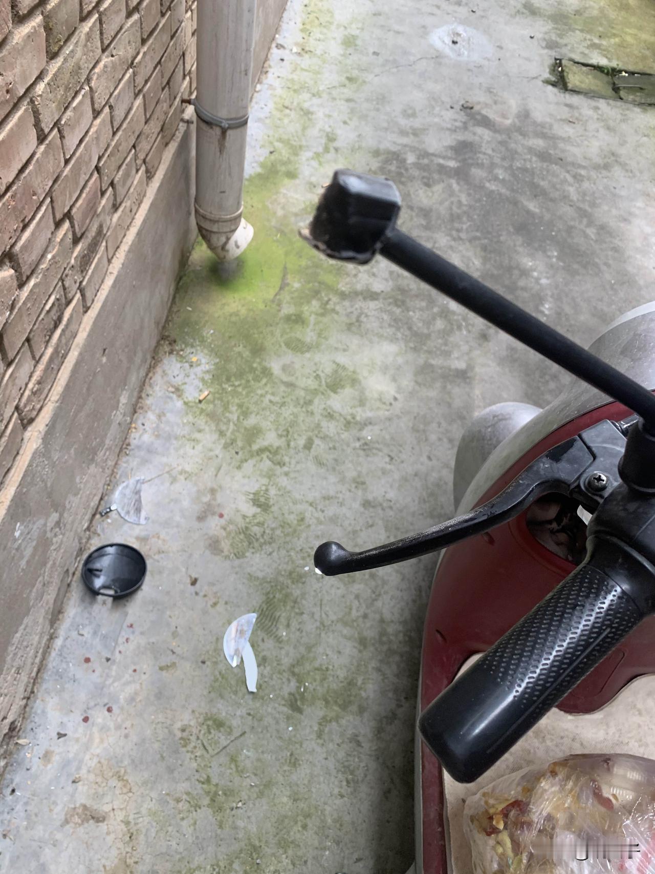 骑车摔了一跤，老公和儿子毫不关心，只有贴心小棉袄问我有没有受伤！

腰腿不太好，