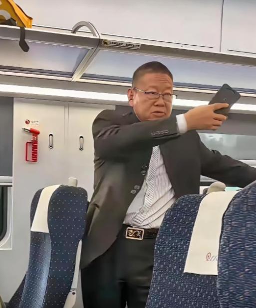 高铁上，半岁婴儿哭个不停，宝妈已经抱着孩子躲到车厢连接处。一个姑娘突然站起来吼：